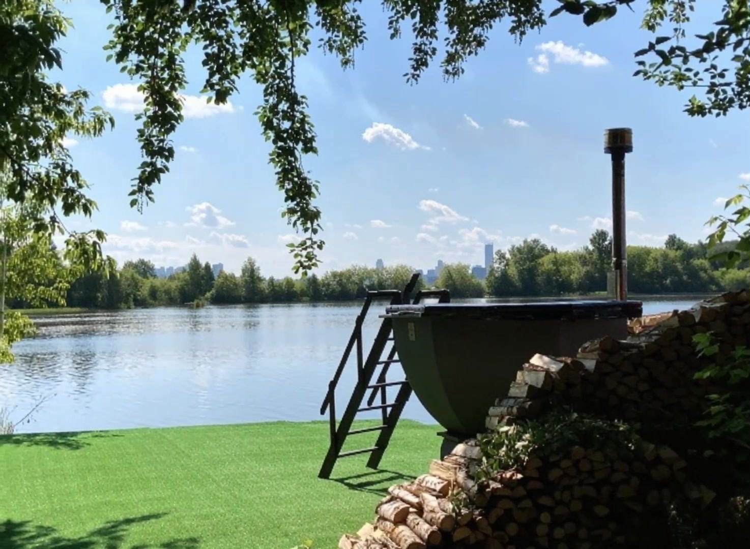 Банный чан у воды